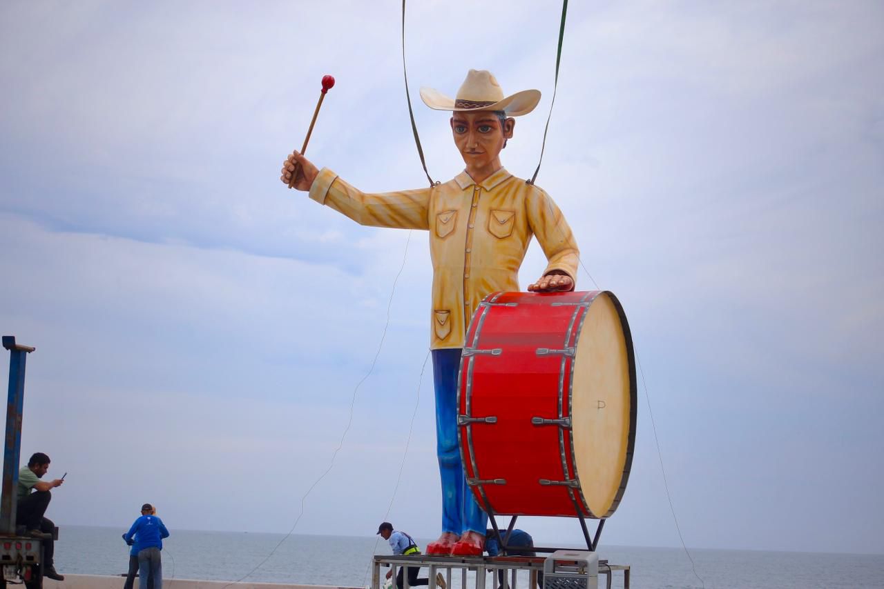 Instalan monigotes del Carnaval de Mazatlán