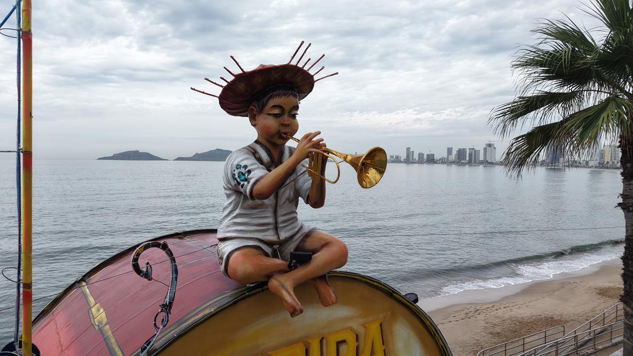 Instalan monigotes del Carnaval de Mazatlán