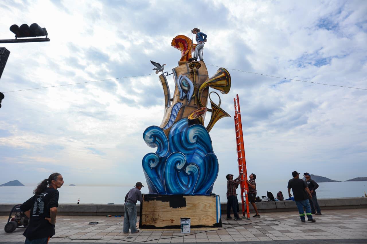 Instalan monigotes del Carnaval de Mazatlán