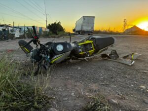 Motociclista resulta lesionado tras ser embestido por un tráiler en el Libramiento Oriente en Ahome