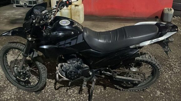 SSPM recupera motocicleta con reporte de robo y detienen a dos jóvenes en la colonia Centro en Mazatlán, Sinaloa