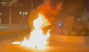 Moto se incendia en la Av. Olas Altas, en Mazatlán, Sin.