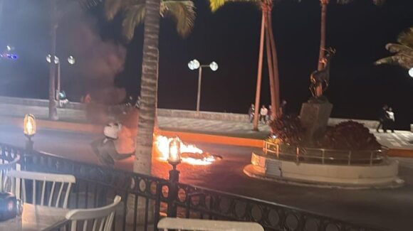 Incendio consume motocicleta en avenida Olas Altas, en Mazatlán, Sinaloa; no hubo personas lesionadas