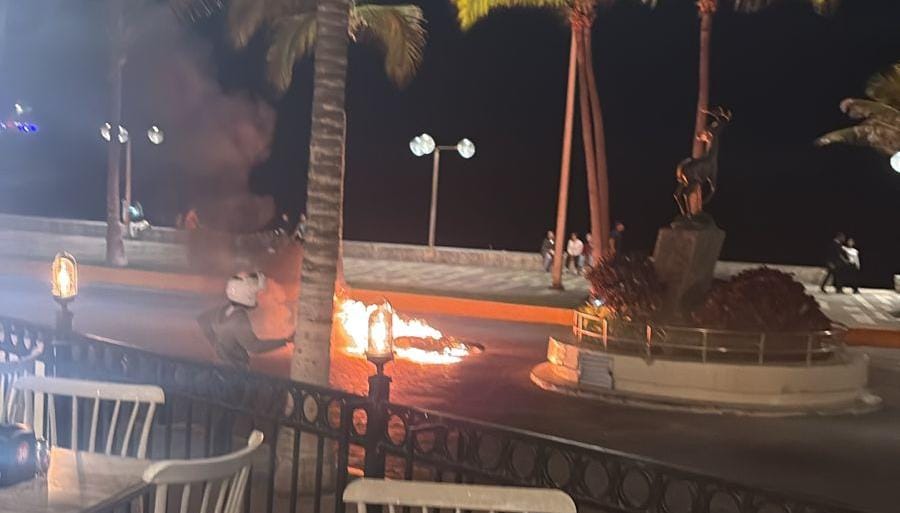 Moto se incendia en la Av. Olas Altas, en Mazatlán, Sin.