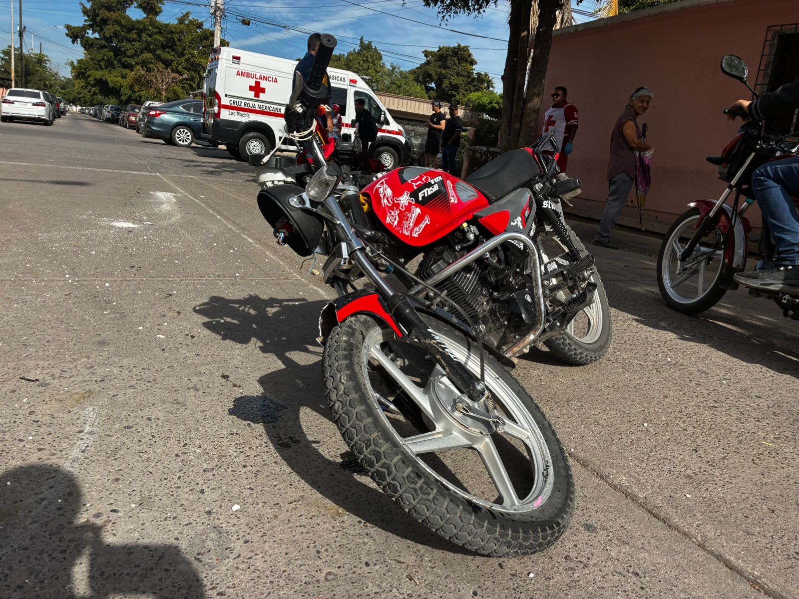 motocicleta dañada por choque