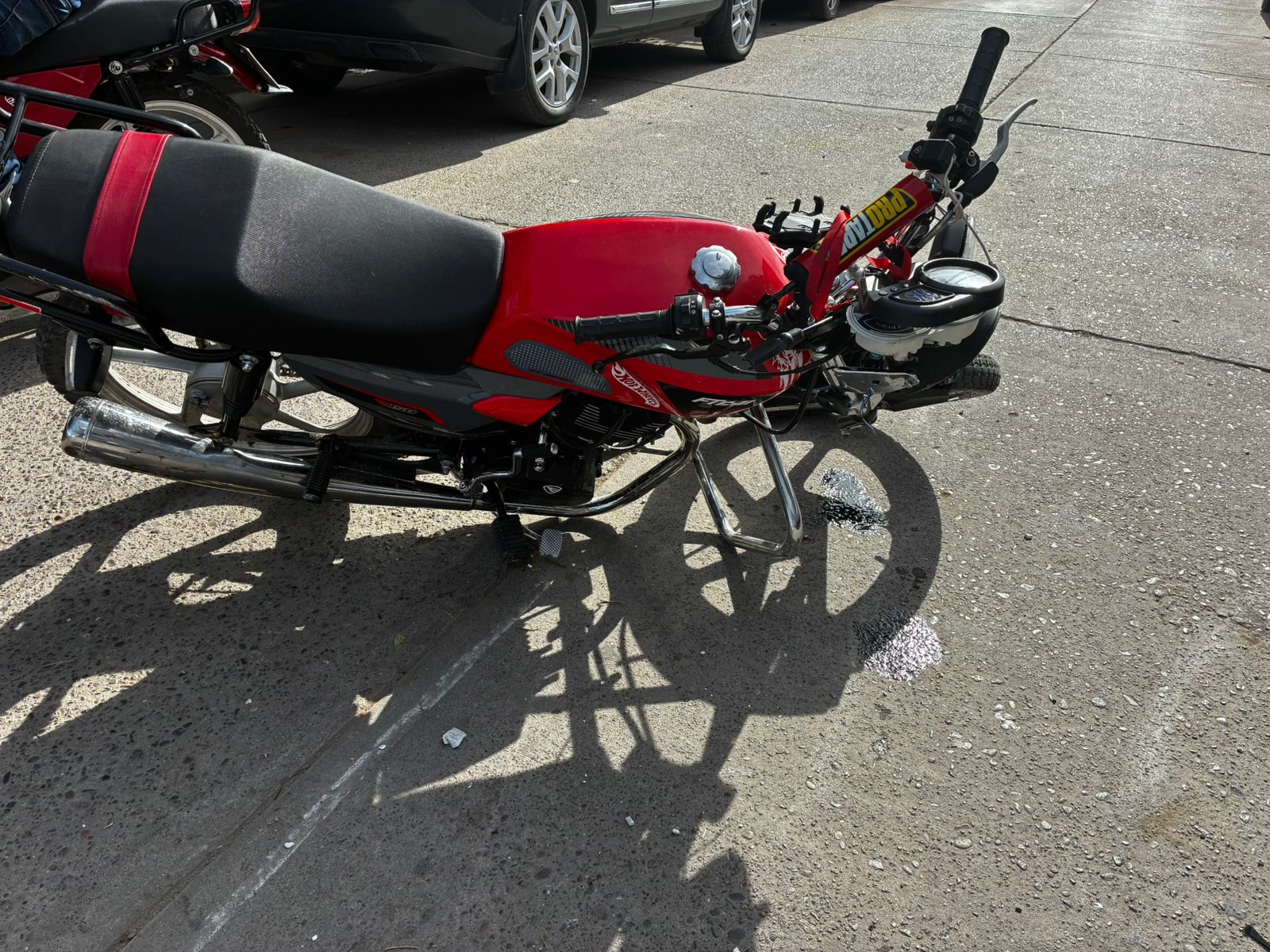 motocicleta dañada por choque