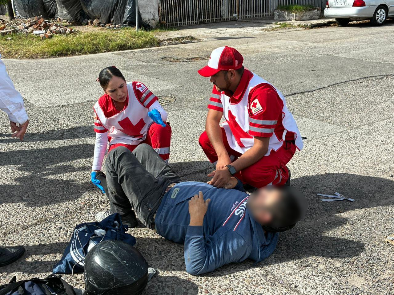 Motociclista sufre lesiones luego de ser arrollado por una vagoneta en el sector Bienestar de Los Mochis