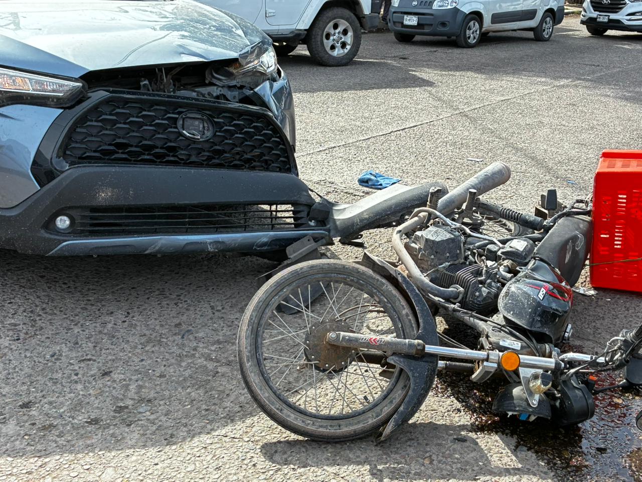 Motociclista sufre lesiones luego de ser arrollado por una vagoneta en el sector Bienestar de Los Mochis