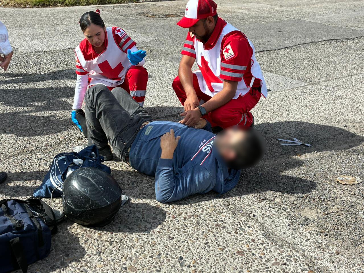 Motociclista sufre lesiones luego de ser arrollado por una vagoneta en el sector Bienestar de Los Mochis