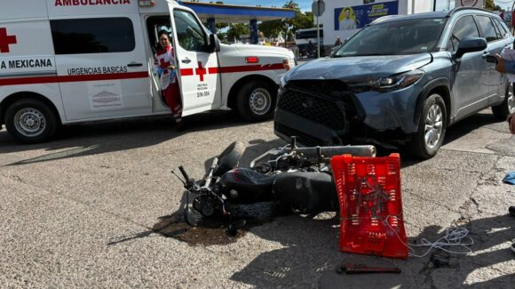 Motociclista sufre lesiones luego de ser arrollado por una vagoneta en el sector Bienestar de Los Mochis, Sinaloa