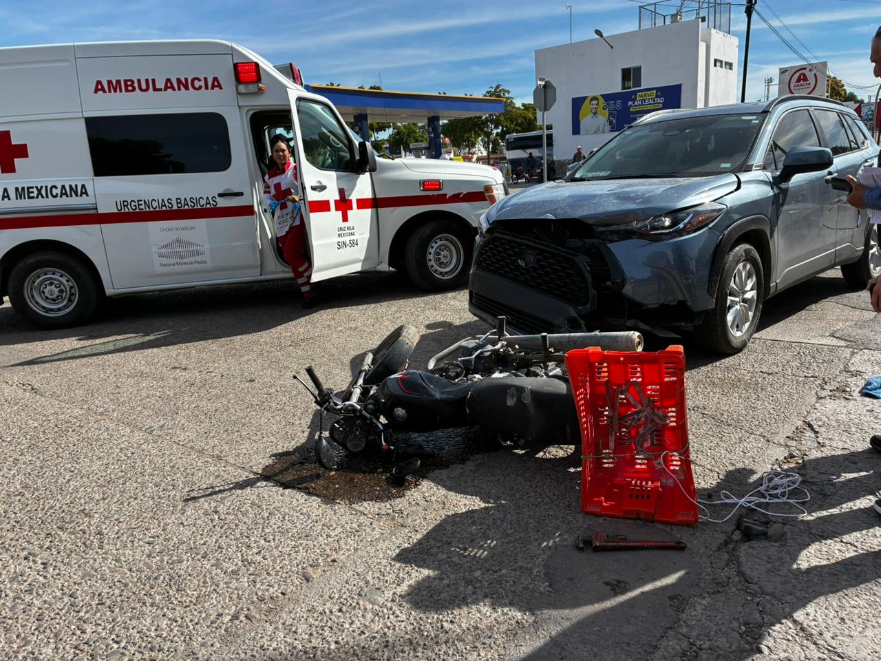 Motociclista sufre lesiones luego de ser arrollado por una vagoneta en el sector Bienestar de Los Mochis