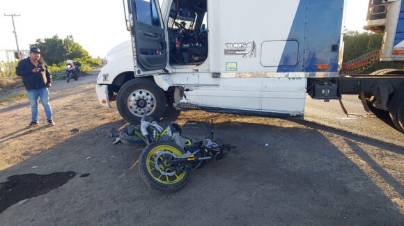 Motociclista resulta lesionado tras ser embestido por un tráiler en el Libramiento Oriente en Ahome, Sinaloa
