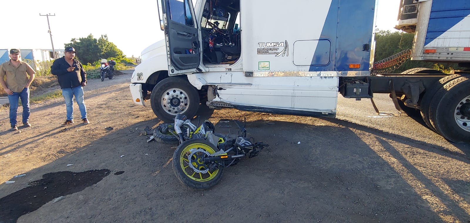Motociclista resulta lesionado tras ser embestido por un tráiler en el Libramiento Oriente en Ahome