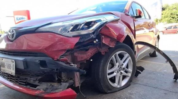 Motociclista resulta gravemente lesionado tras ser impactado por un automóvil en avenida Santa Rosa en Mazatlán, Sinaloa