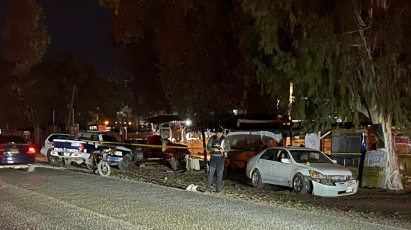 Fallece motociclista tras chocar contra un vehículo estacionado en carretera estatal de Guasave, Sinaloa