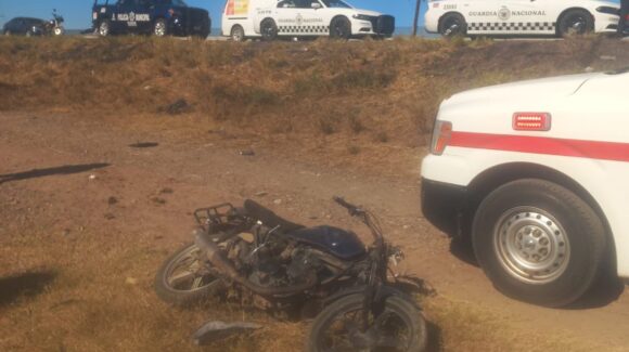 Motociclista resulta lesionado tras salida de camino en la carretera México 15, en Guasave, Sinaloa