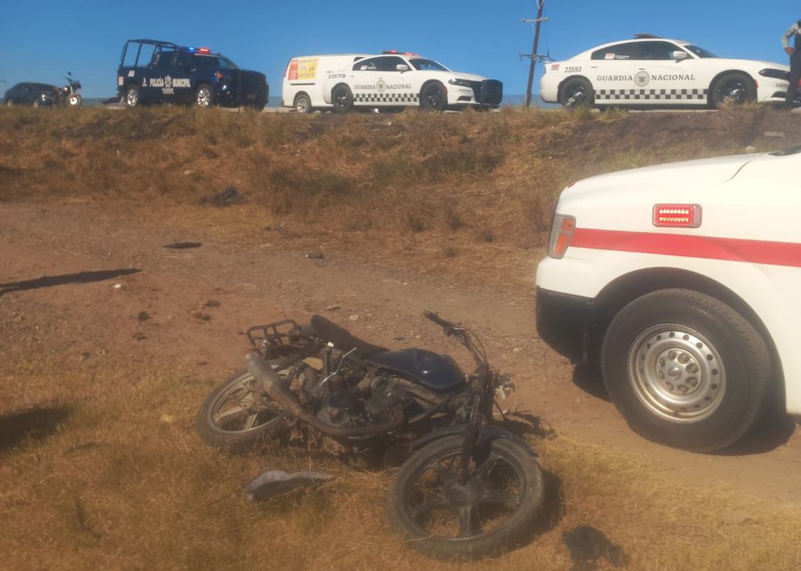 Motociclista resulta lesionado tras salida de camino en la carretera México 15