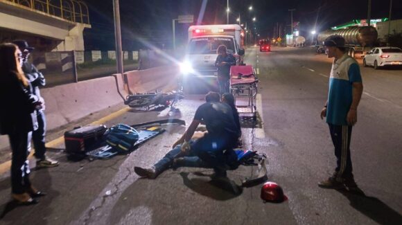 Motociclista resulta gravemente lesionado tras choque con camioneta al sur de Mazatlán, Sinaloa