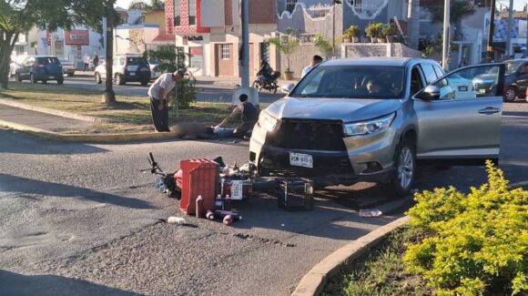 Repartidor en motocicleta resulta lesionado tras ser atropellado en Mazatlán, Sinaloa