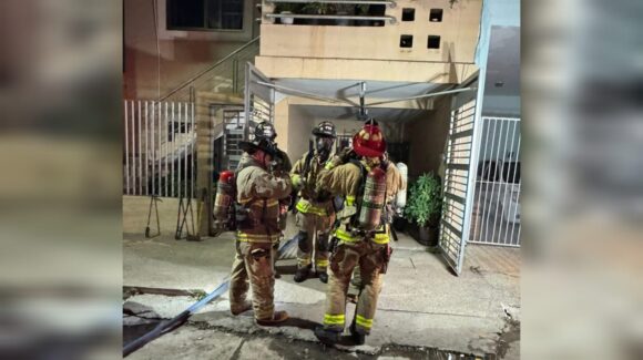 ¡Su casa ardía mientras ella dormía! Rescatan a adulta mayor tras incendio en Mazatlán, Sinaloa