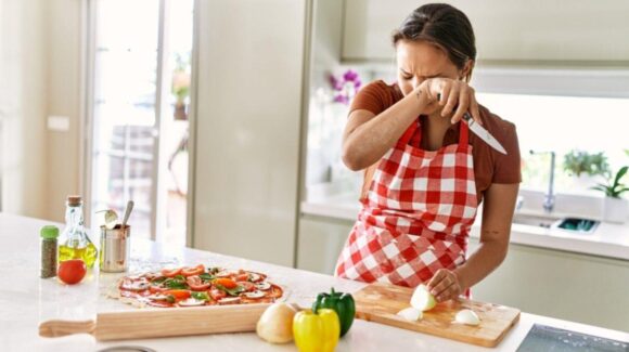 ¿Lloras y lloras al cortar cebollas? Aquí 3 tips prácticos para contrarrestar el lagrimeo