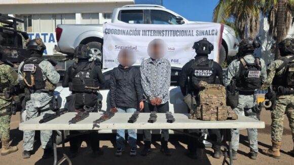 Una mujer menor de edad y un hombre fueron detenidos con dos AK-47 y vehículos robados, en Navolato, Sinaloa