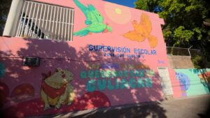 Develan mural por la paz en escuela de Gael y Alexander, víctimas de la violencia en Culiacán