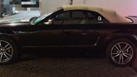 ‘Mustang mal estacionado’ en el Centro de Mazatlán, Sinaloa llama la atención de la Policía Municipal, tenía reporte de robo