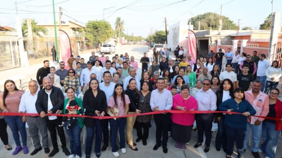 Cumple Ayuntamiento de Navolato con obra de pavimentación y alumbrado en la calle Francisco I. Madero