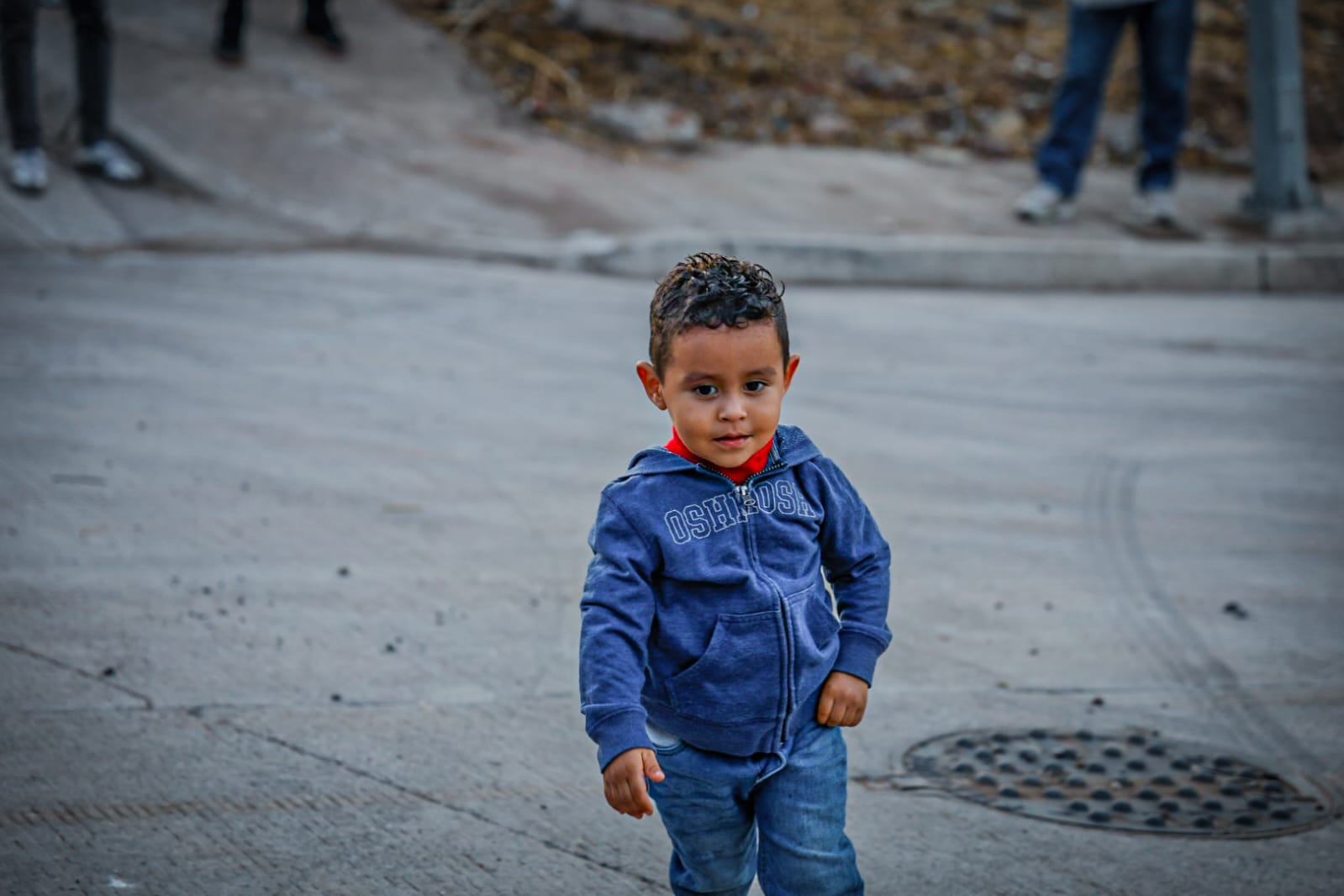 Niño en calle pavimentada de Culiacán