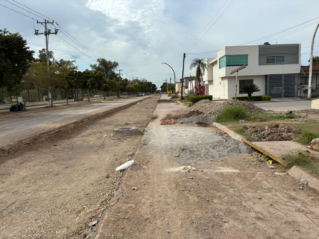 Obra a medias en la calle Degollado en Los Mochis