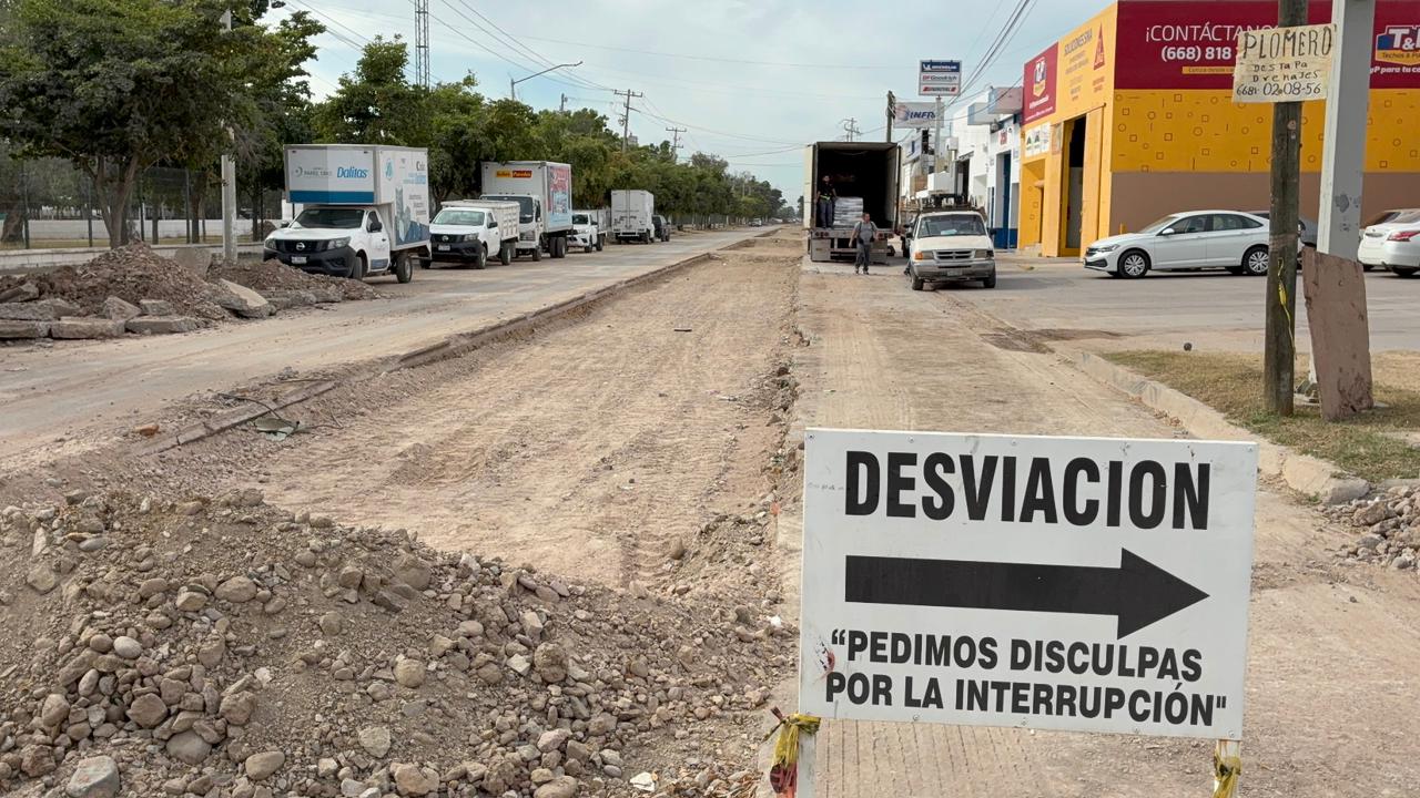 Obra a medias en la calle Degollado en Los Mochis
