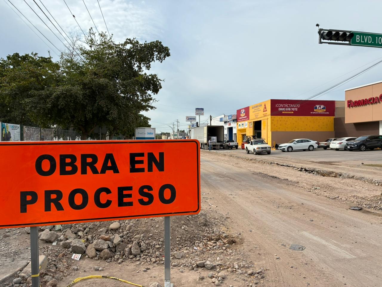 Obra a medias en la calle Degollado en Los Mochis