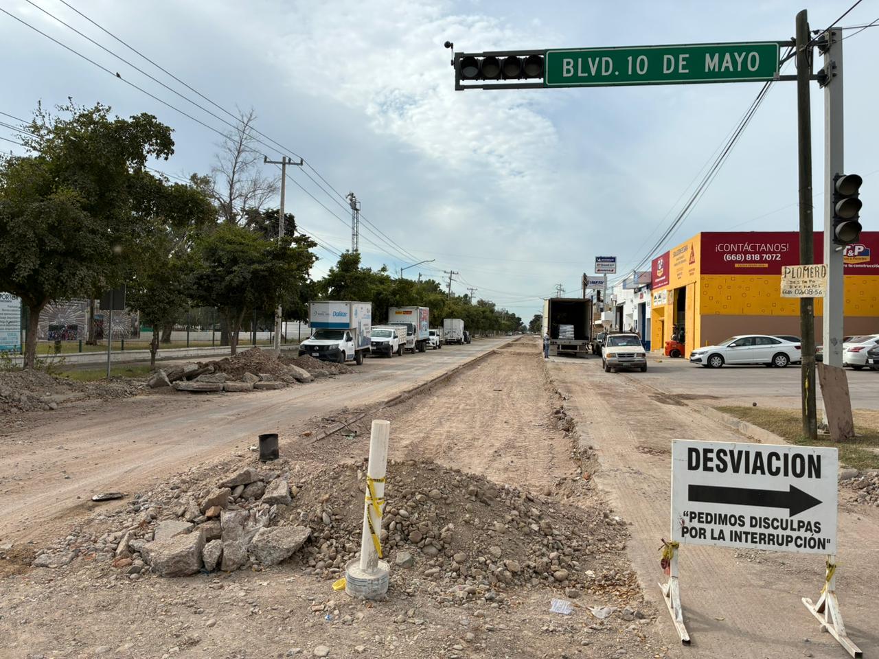 Obra a medias en la calle Degollado en Los Mochis