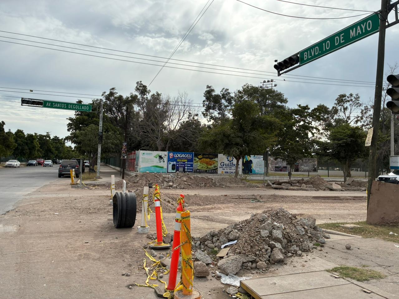 Obra a medias en la calle Degollado en Los Mochis