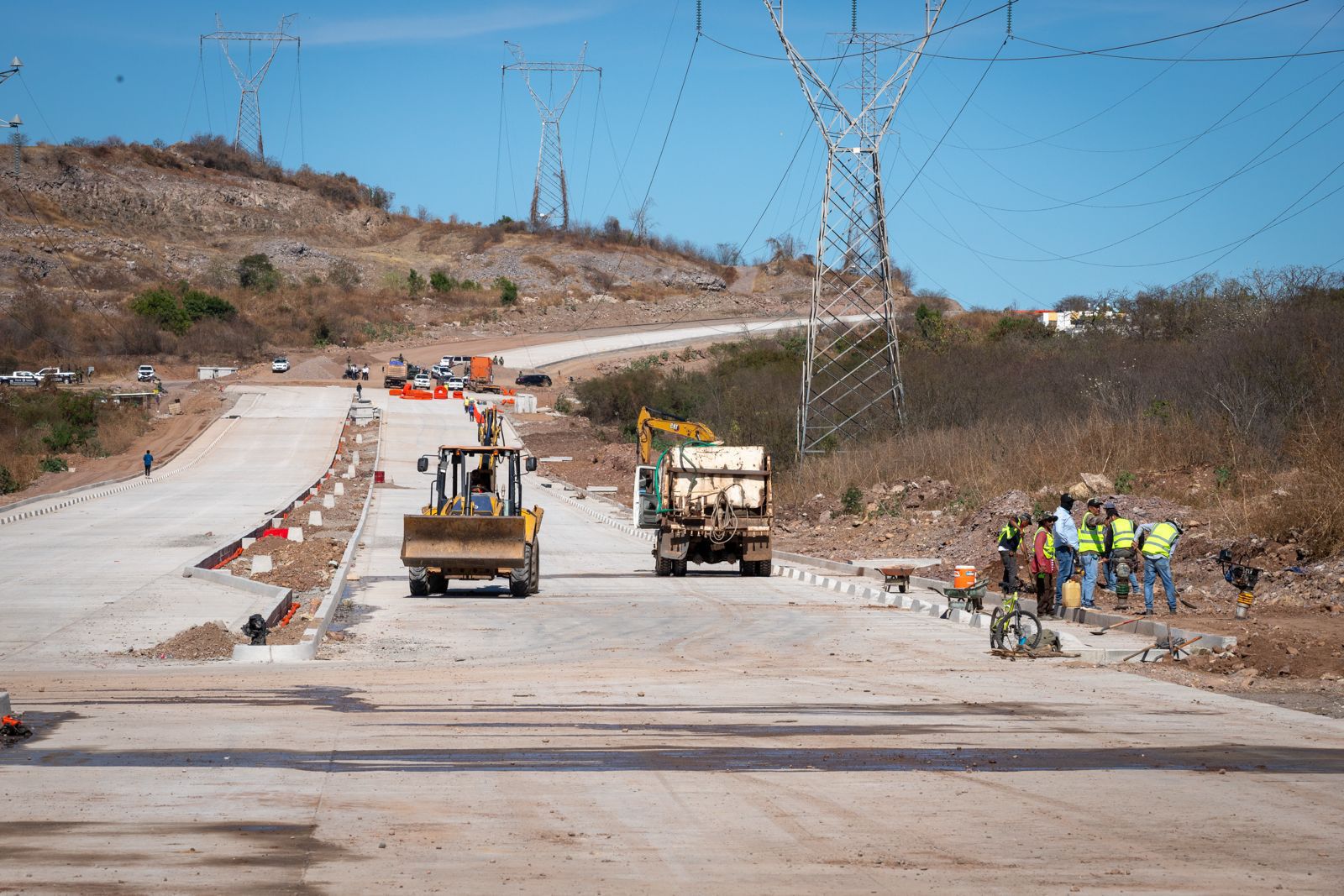 Supervisan ampliación Agricultores-La Costerita en Culiacán