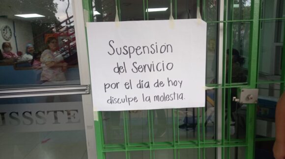 Padres de familia denuncian paro laboral en estancia del Issste de Culiacán, dejando sin servicio a decenas de familias