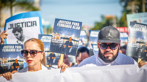 Exigen Justicia para Fernando Alan, familiares y amigos marchan en Culiacán para que su asesinato no quede impune