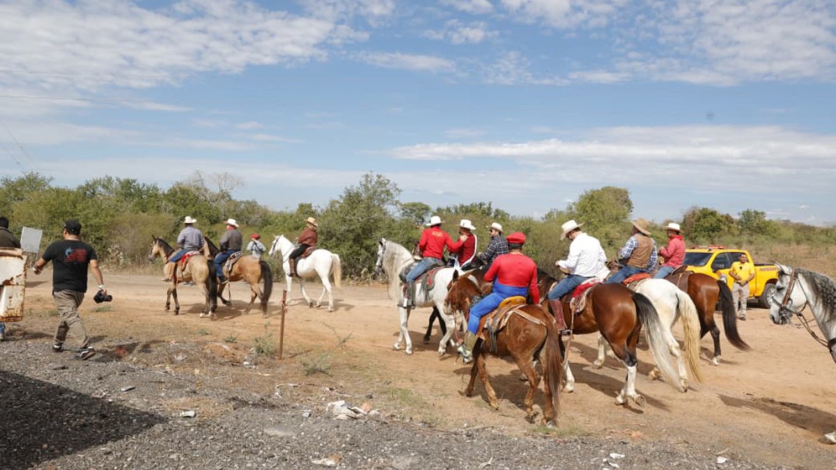 participa rocha en cabalgata de los escobar en mazatlan sin