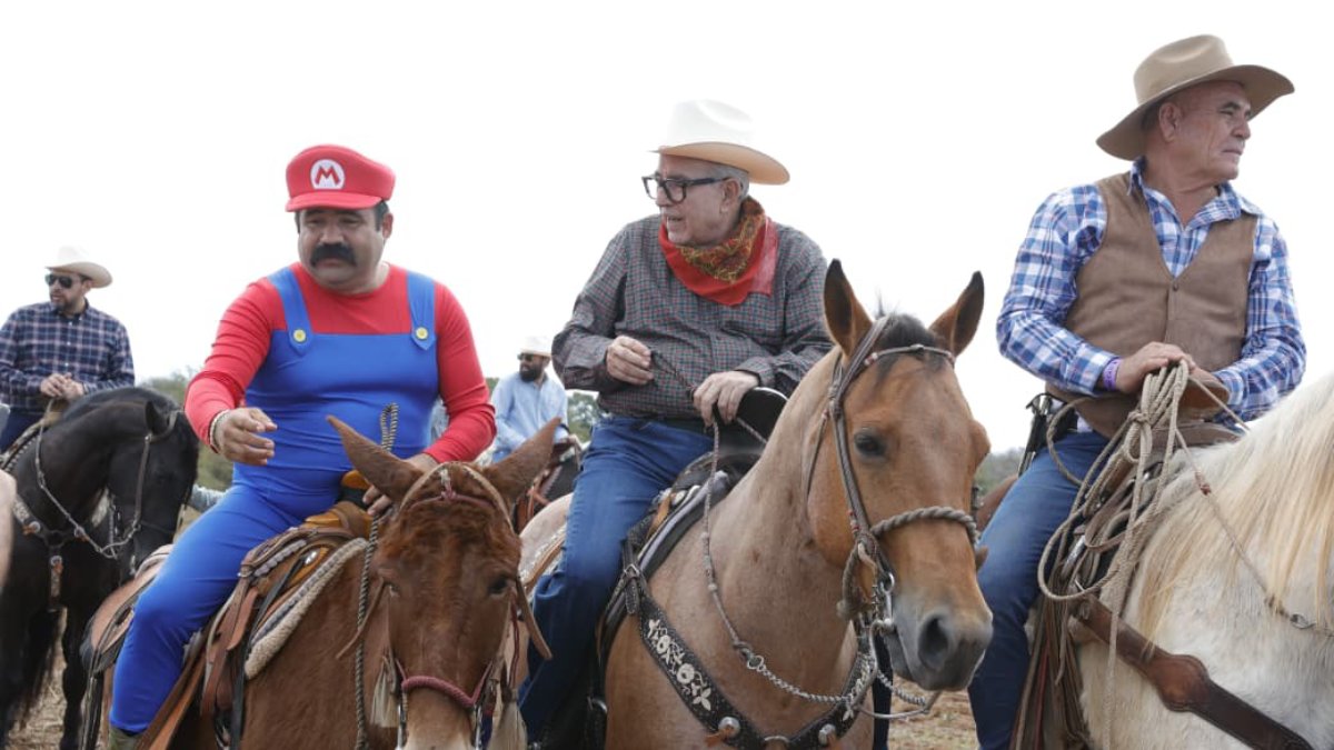 participa rocha en cabalgata de los escobar en mazatlan