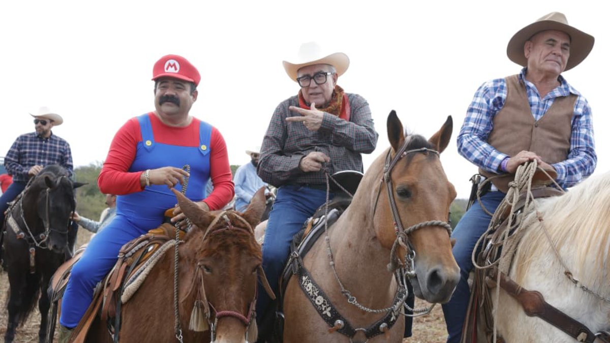 participa rocha moya en cabalgata de los escobar en mazatlan sinaloa