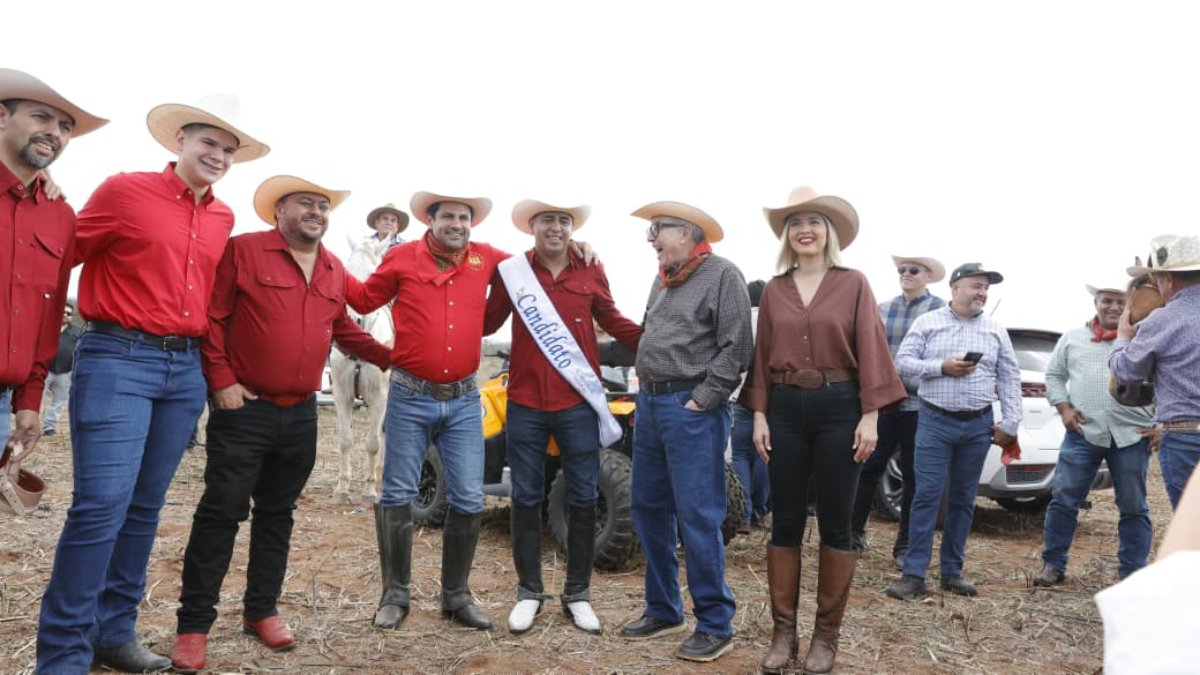 participa rocha moya en cabalgata de los escobar en mazatlan