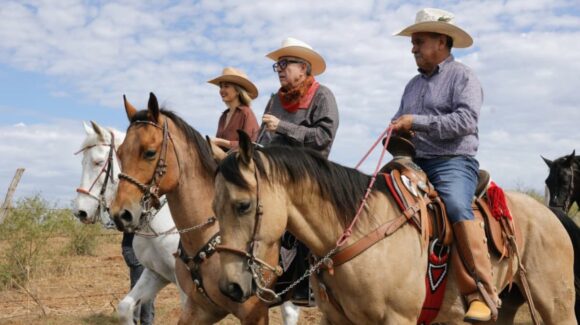 Participa Rocha Moya en la tradicional cabalgata de los Escobar en Mazatlán, Sinaloa