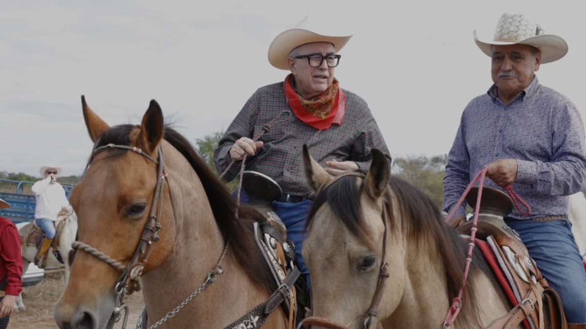 participa ruben rocha moya en cabalgata de los escobar en mazatlan
