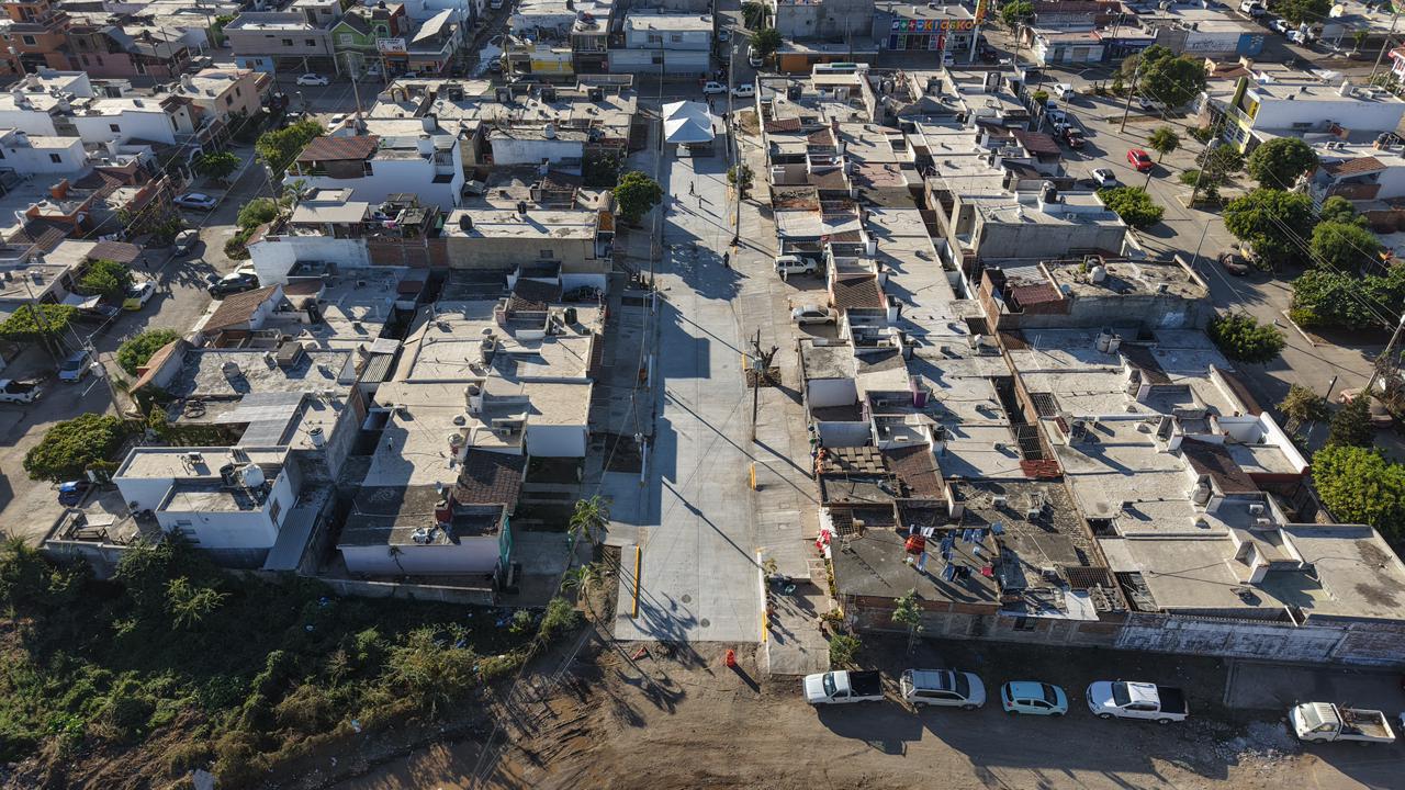Alcaldesa de Mazatlán entrega pavimentación en Arboledas III