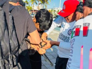 Pleito entre un pelícano y un pescador en Mazatlán