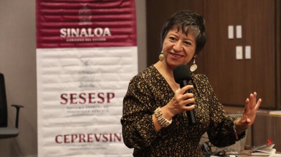 La periodista Gloria Castrillón imparte taller sobre justicia restaurativa y construcción de paz a reporteros y editores de Sinaloa
