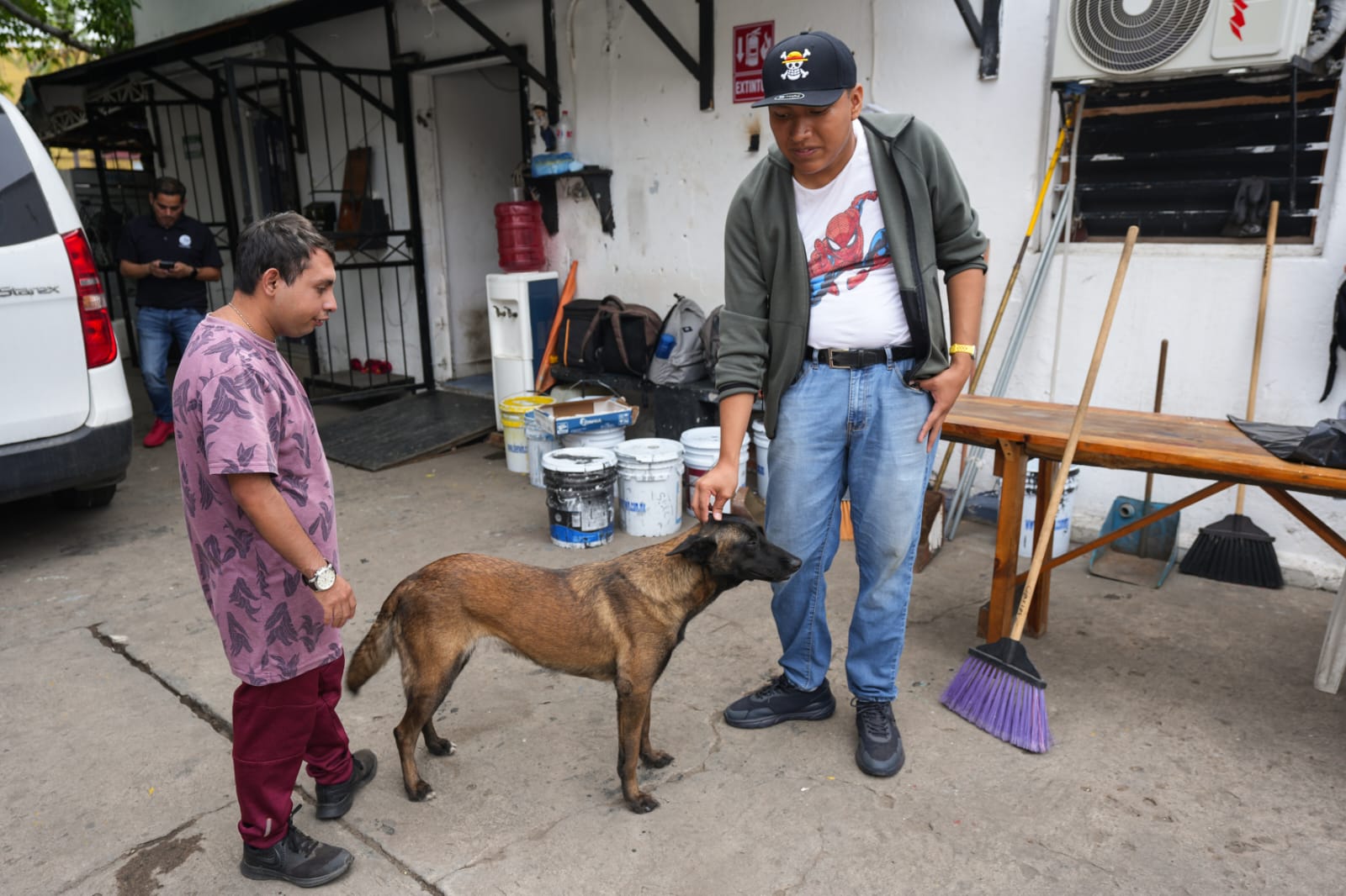 personas con capacidades diferentes participan en los preparativos del Carnaval de Mazatlán