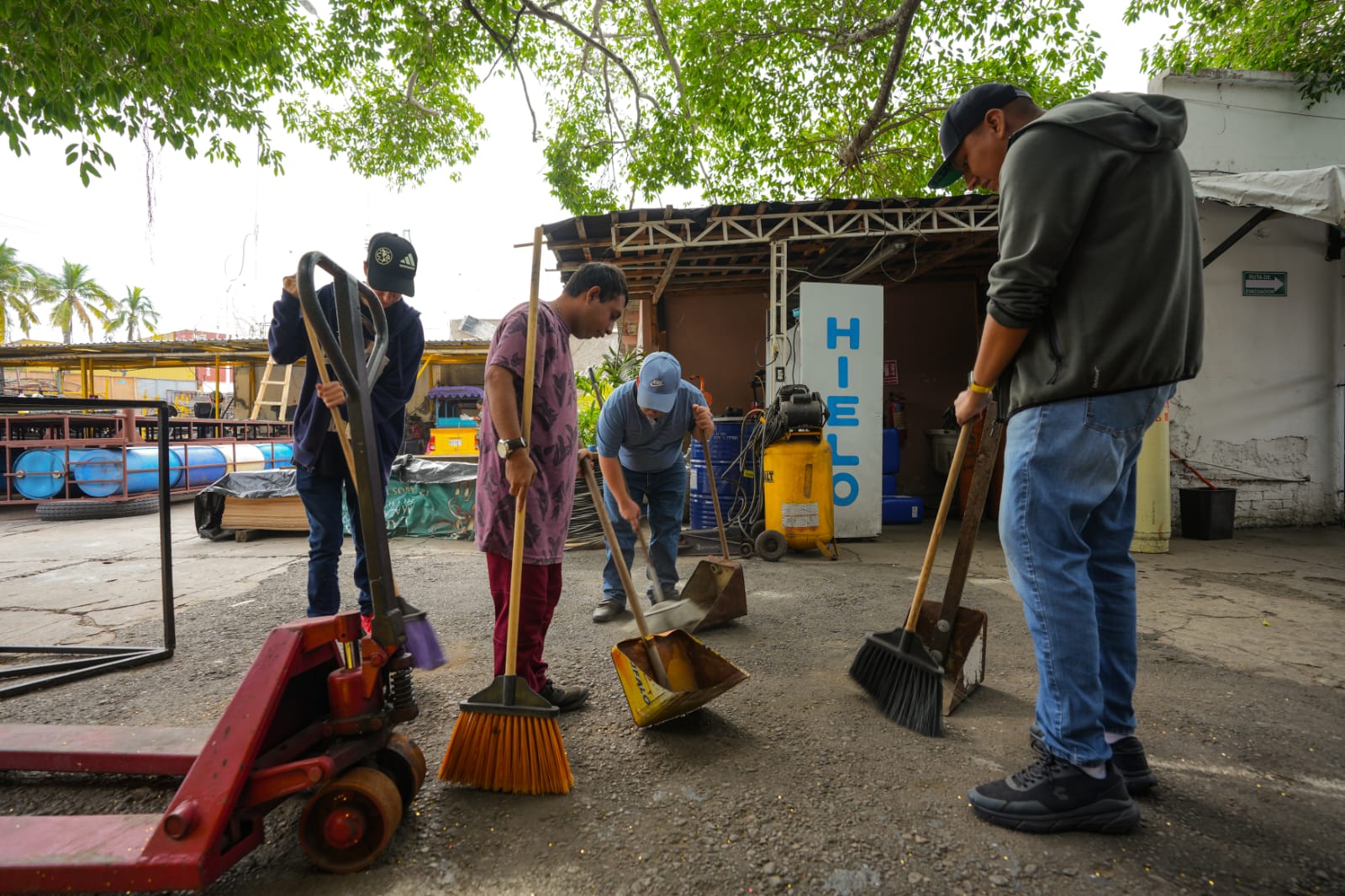 personas con capacidades diferentes participan en los preparativos del Carnaval de Mazatlán