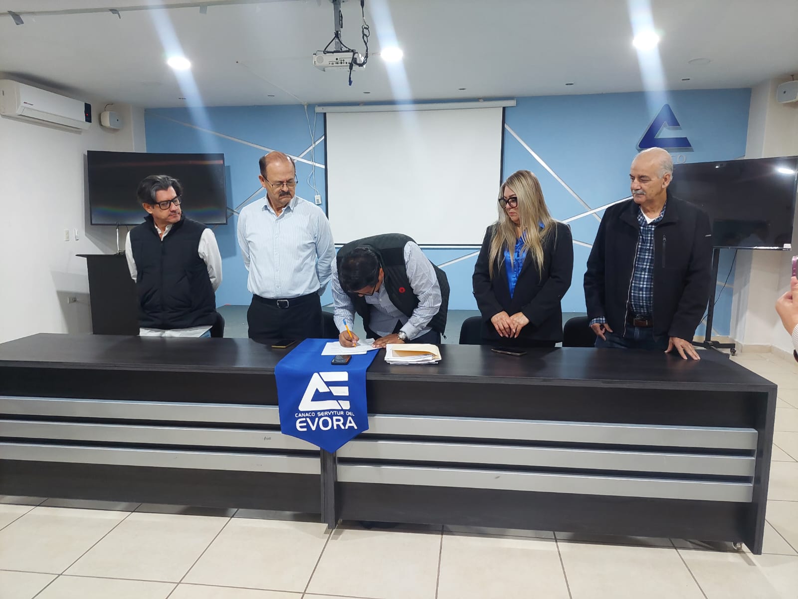 Registro de primera planilla para dirigir la Canaco en Salvador Alvarado